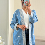 Gilet léger en jean bleu clair, sublimé par de fines broderies blanches. Sa coupe droite et ouverte en fait un indispensable facile à porter. Un vêtement chic et intemporel pour femme signé Ylky Fashion.