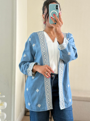 Gilet léger en jean bleu clair, sublimé par de fines broderies blanches. Sa coupe droite et ouverte en fait un indispensable facile à porter. Un vêtement chic et intemporel pour femme signé Ylky Fashion.