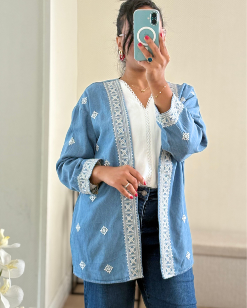 Gilet léger en jean bleu clair, sublimé par de fines broderies blanches. Sa coupe droite et ouverte en fait un indispensable facile à porter. Un vêtement chic et intemporel pour femme signé Ylky Fashion.